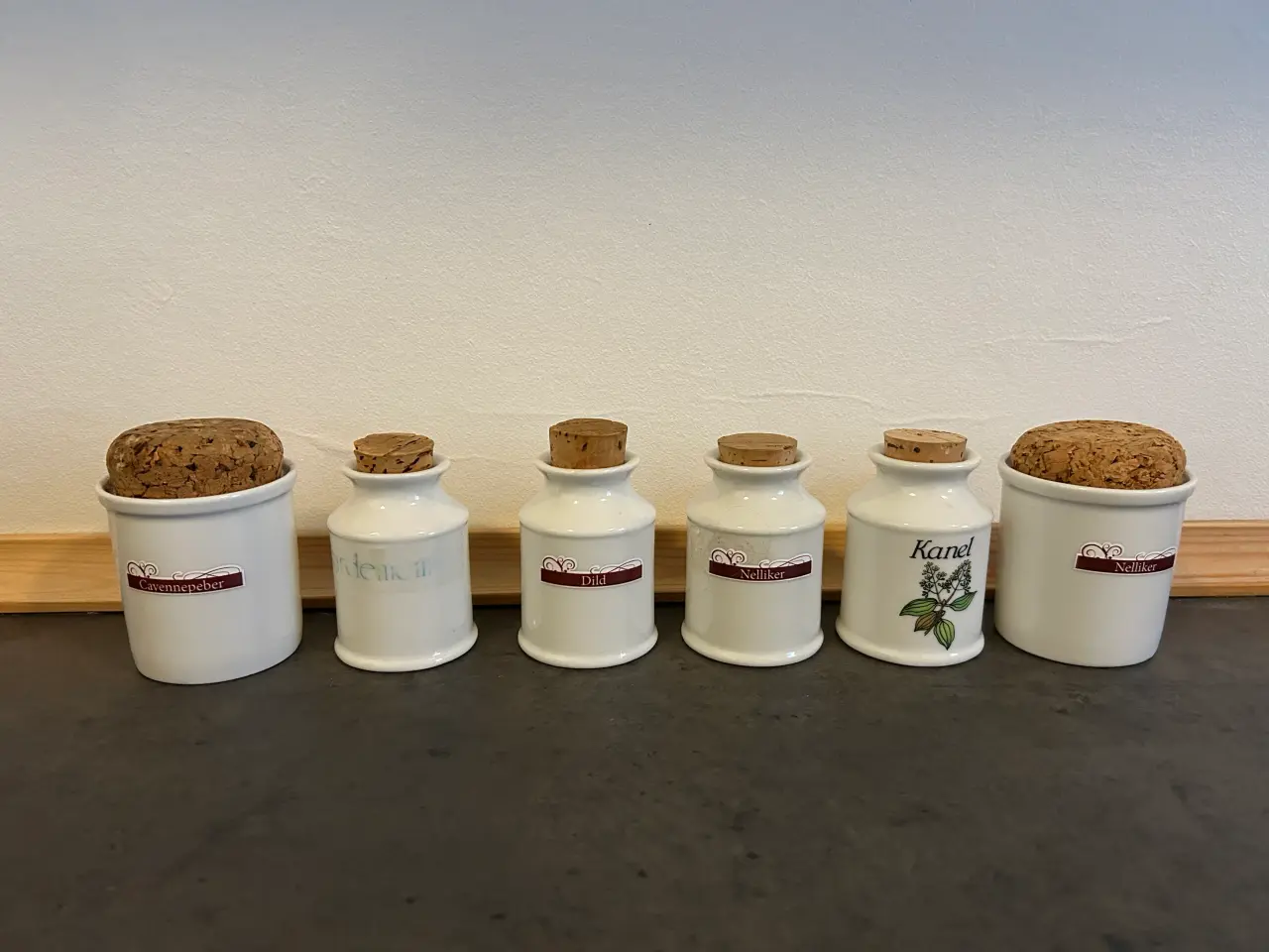 Billede 1 - Assorterede krydderikrukker af porcelæn
