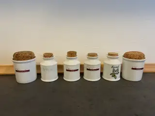 Assorterede krydderikrukker af porcelæn