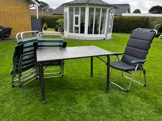 Campingbord + 4 positionsstole med hynder