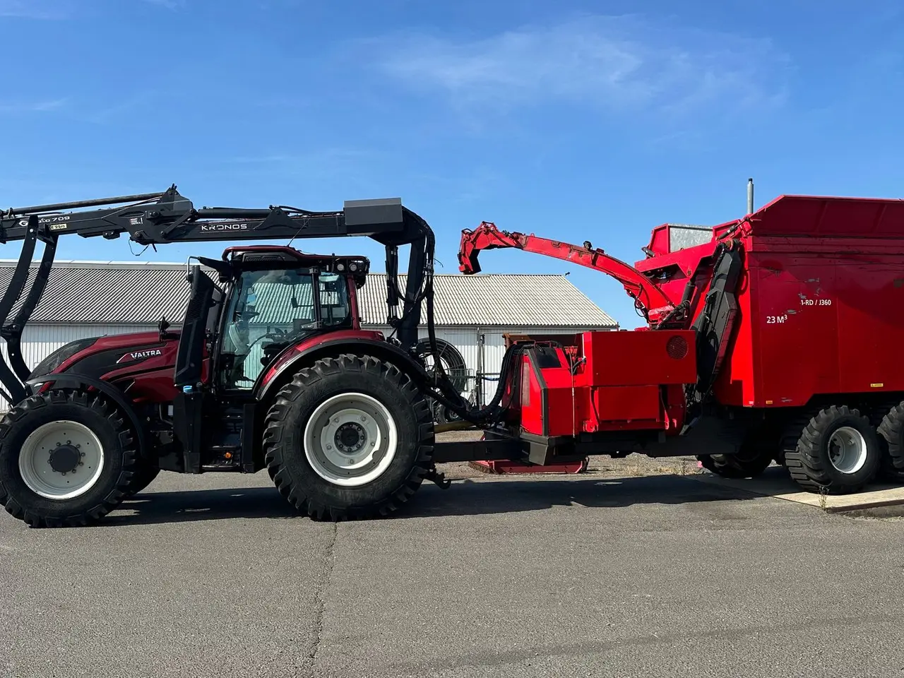 Billede 2 - Valtra T234s Med Jenz 360 Flishugger og Alsidig 23m3 Flisvogn