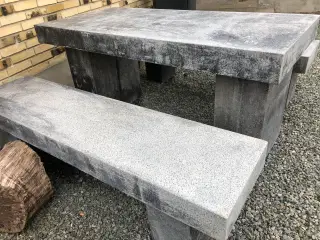Granitbord og to bænker
