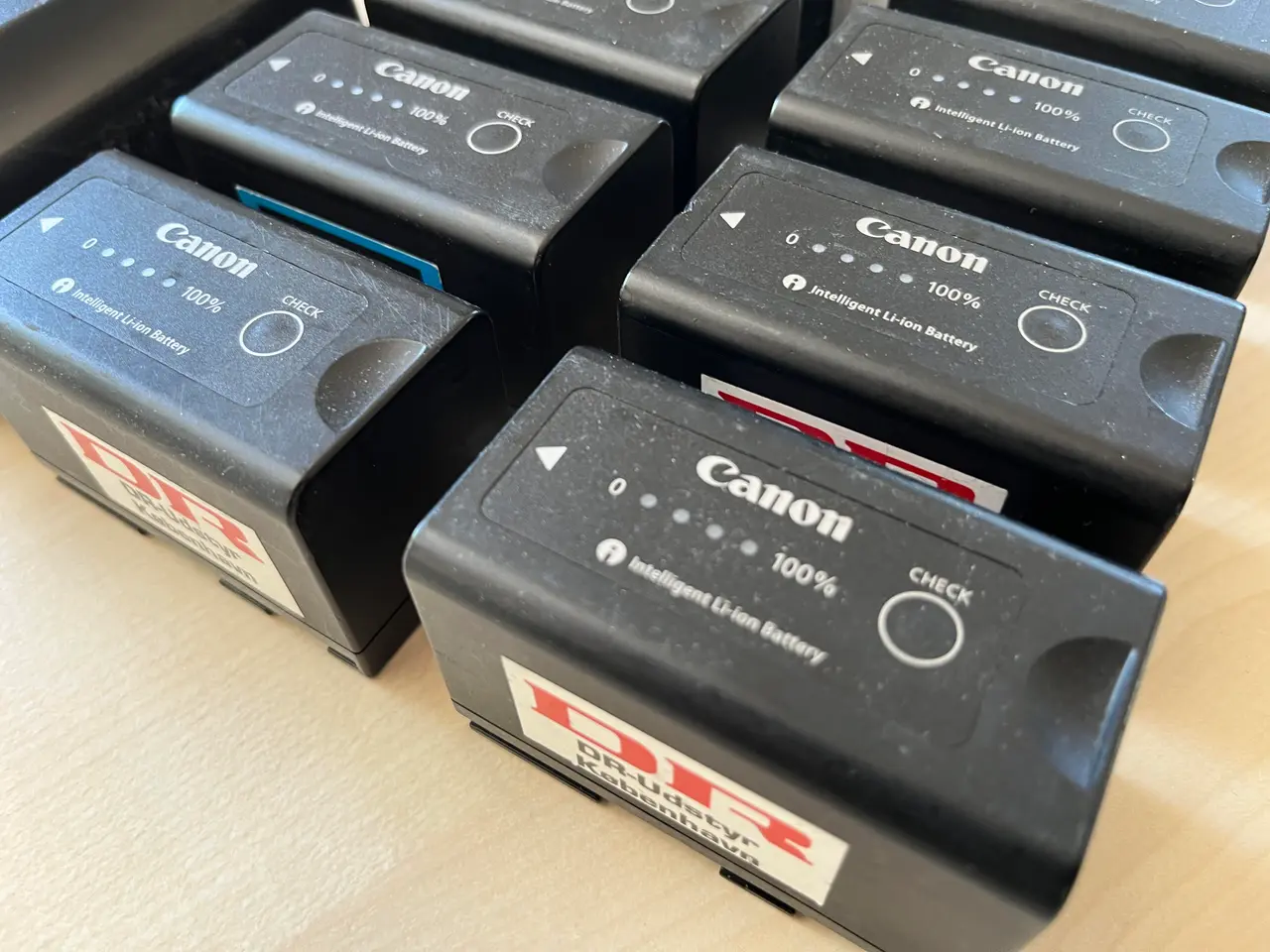 Billede 3 - Oplader og 8. Stk. Canon batterier
