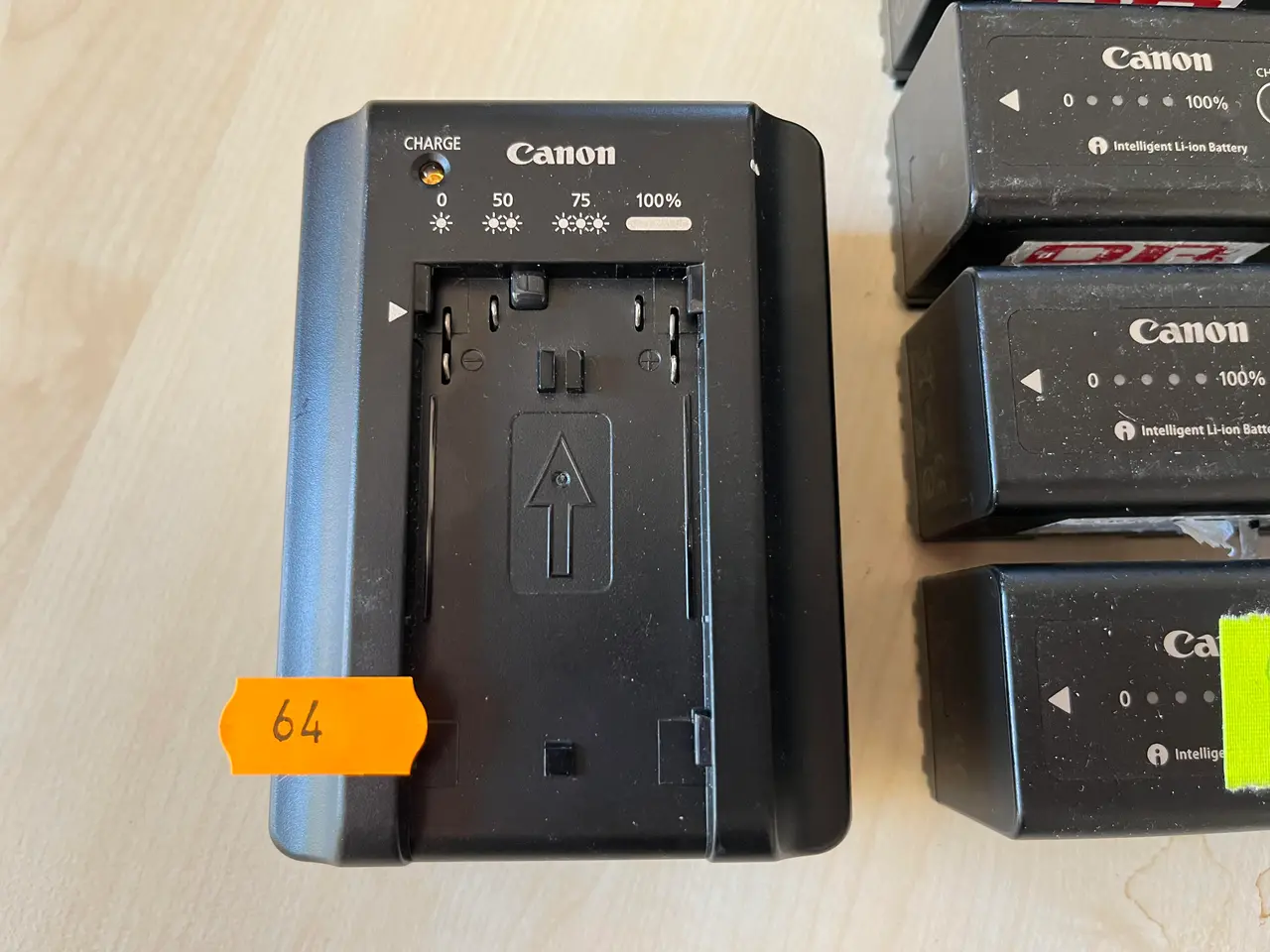 Billede 3 - Oplader og 8. Stk. Canon batterier