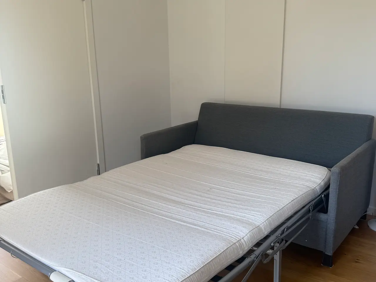 Billede 4 - Grey sofa bed / Grå sovesofa