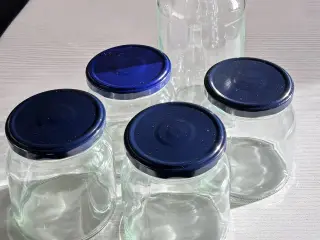 Glas med blå skruelåg