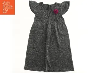 Kjole med glimmerdetaljer fra H&M (str. 122)