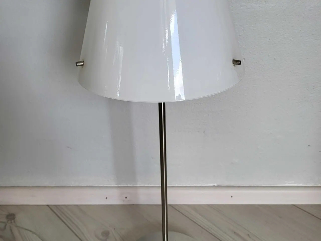 Billede 2 - 2 stk. Herstal bordlamper i hvidt glas..