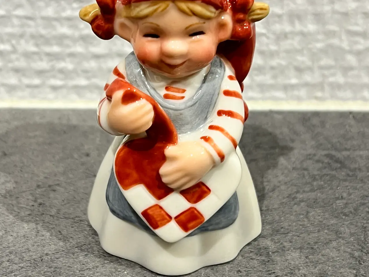 Billede 1 - Royal Copenhagen Pixie Julenisse med julehjerte