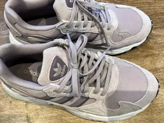 Adidas sneakers sælges