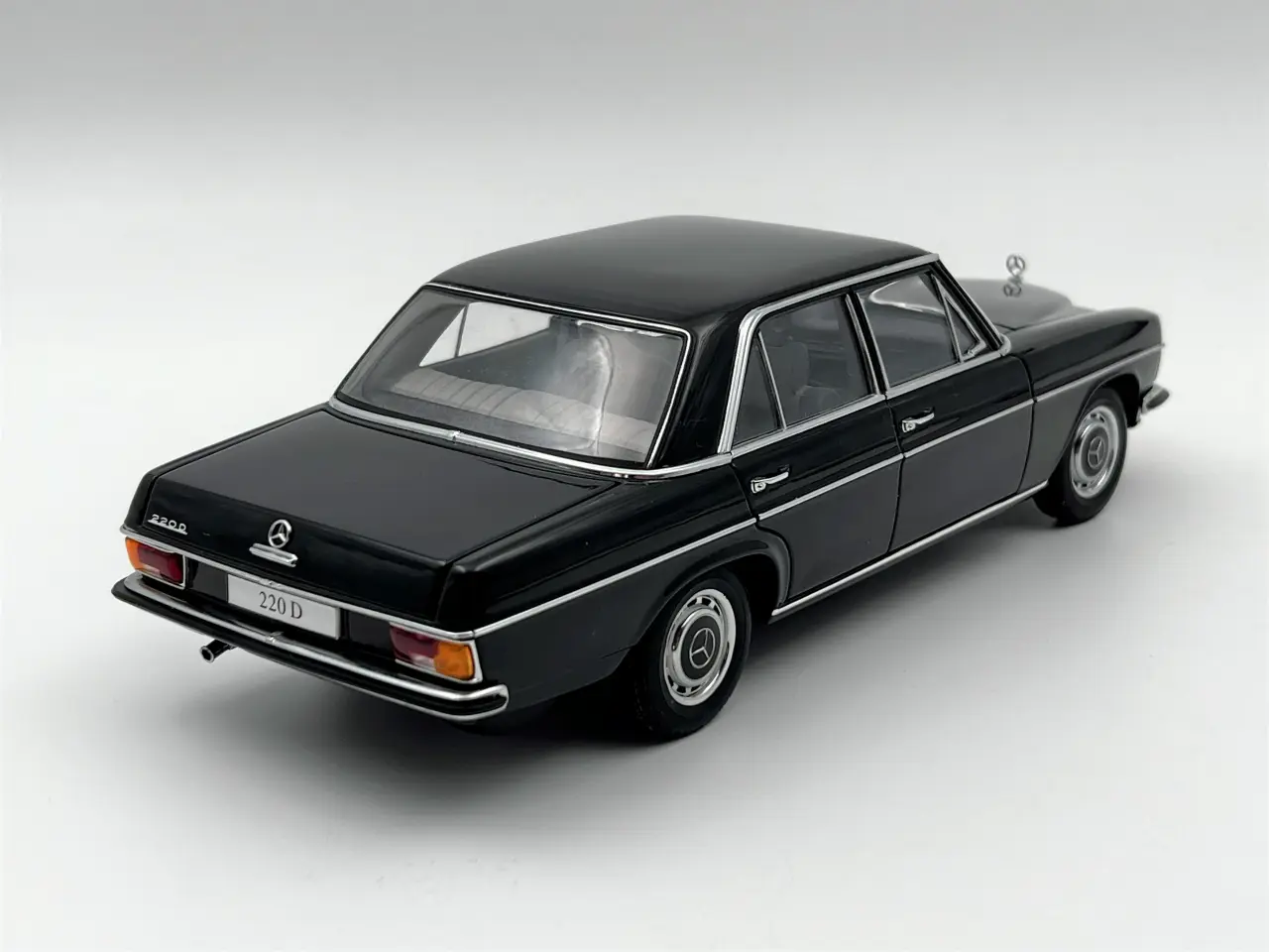 Billede 4 - 1968 Mercedes-Benz 220D /8 AUTOart - 1:18