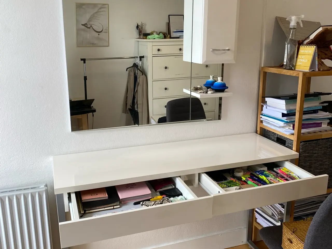 Billede 2 - Elegant skrivebord/sminkebord med spejl og skab