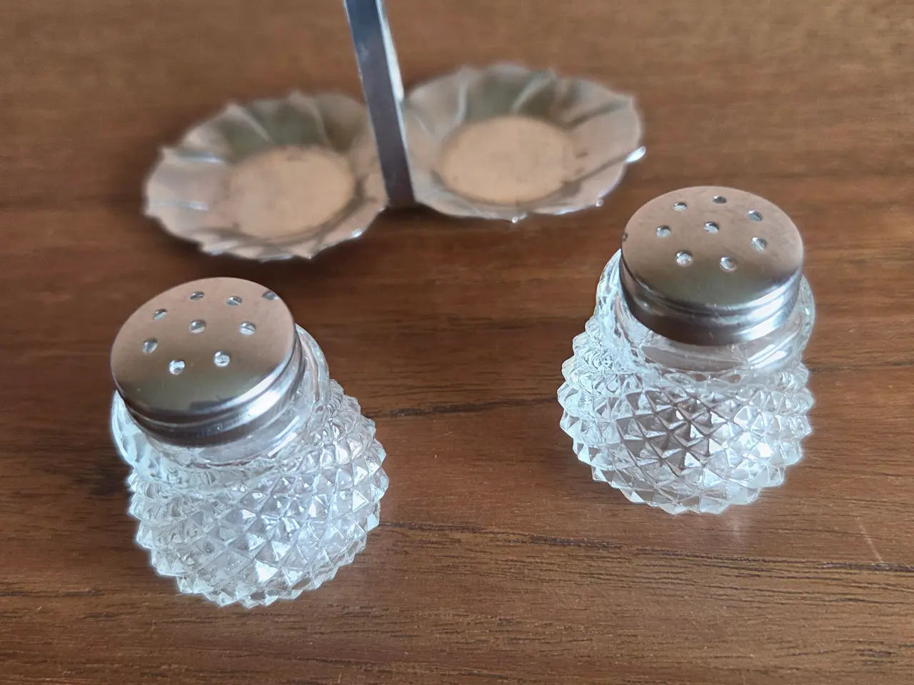 Billede 3 - Salt- og pebersæt i glas med metalholder, 6cm