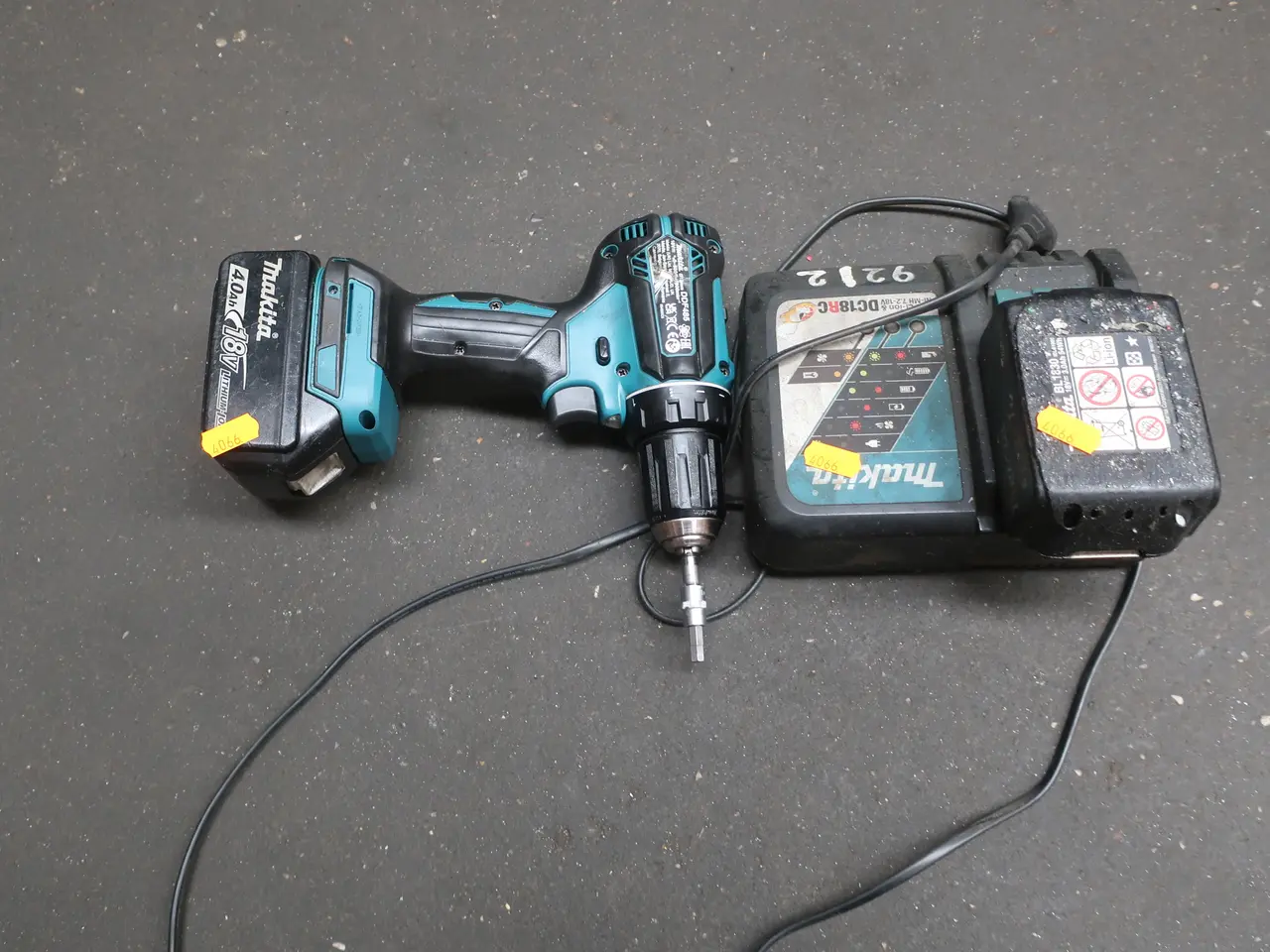 Billede 1 - Skruemaskine samt lader og 2 stk. batterier MAKITA