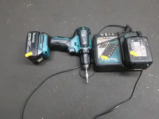 Skruemaskine samt lader og 2 stk. batterier MAKITA