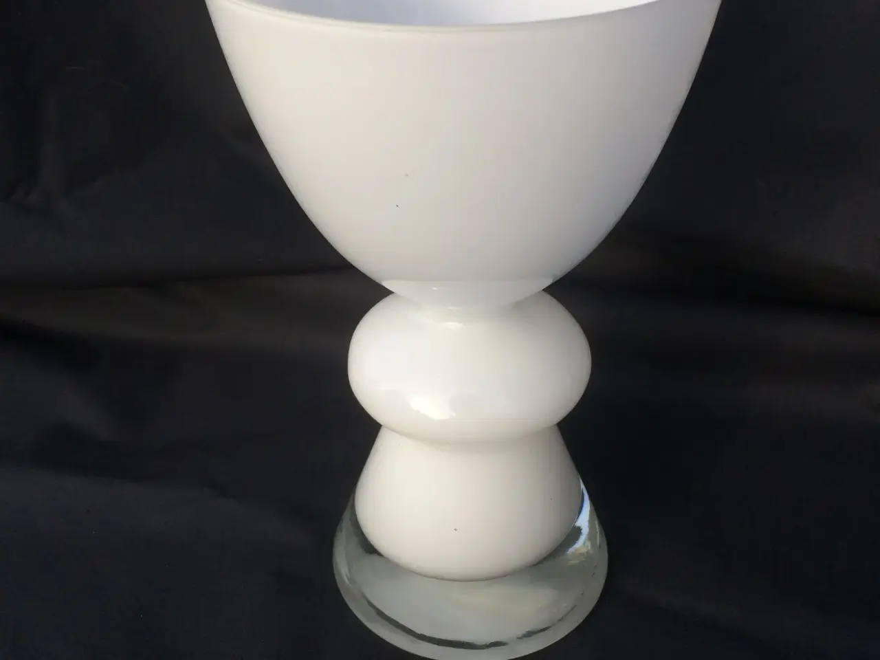 Billede 1 - Hvid opaline vase Holmegård