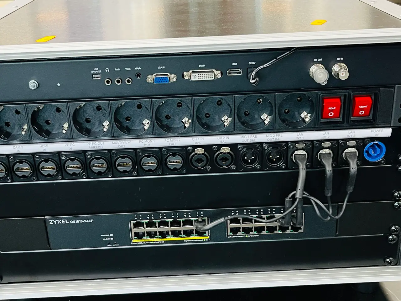 Billede 2 - Rackkuffert med Switch ZYXEL, SENNHEISER EW Digital