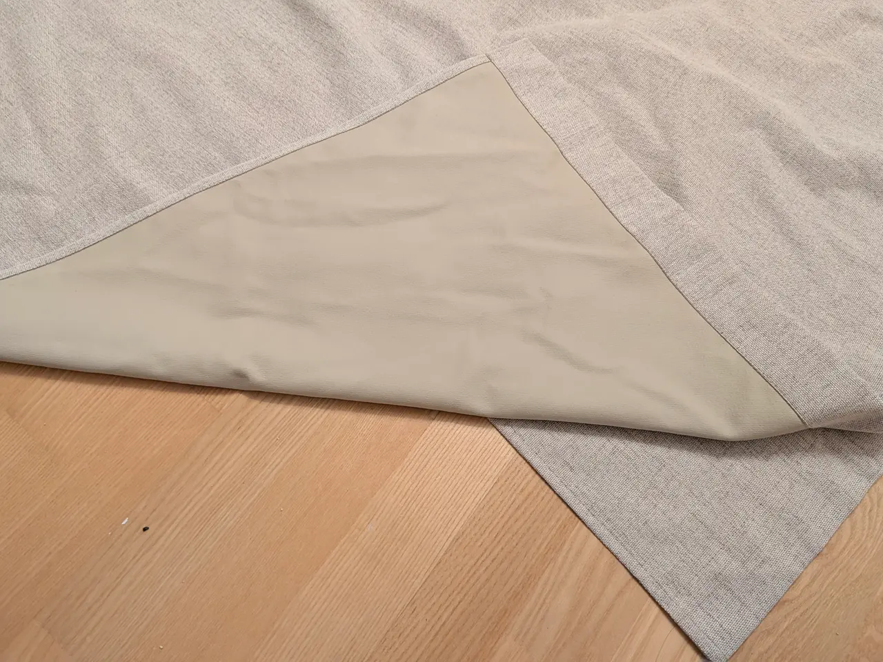 Billede 4 - 2 JYSK ALDRA mørklægningsgardiner, sand, 140 × 175