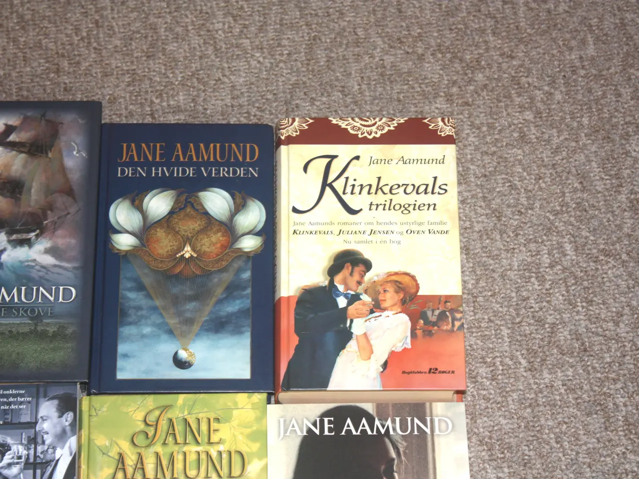 Billede 3 - Onklerne og deres fruer af Jane Aamund