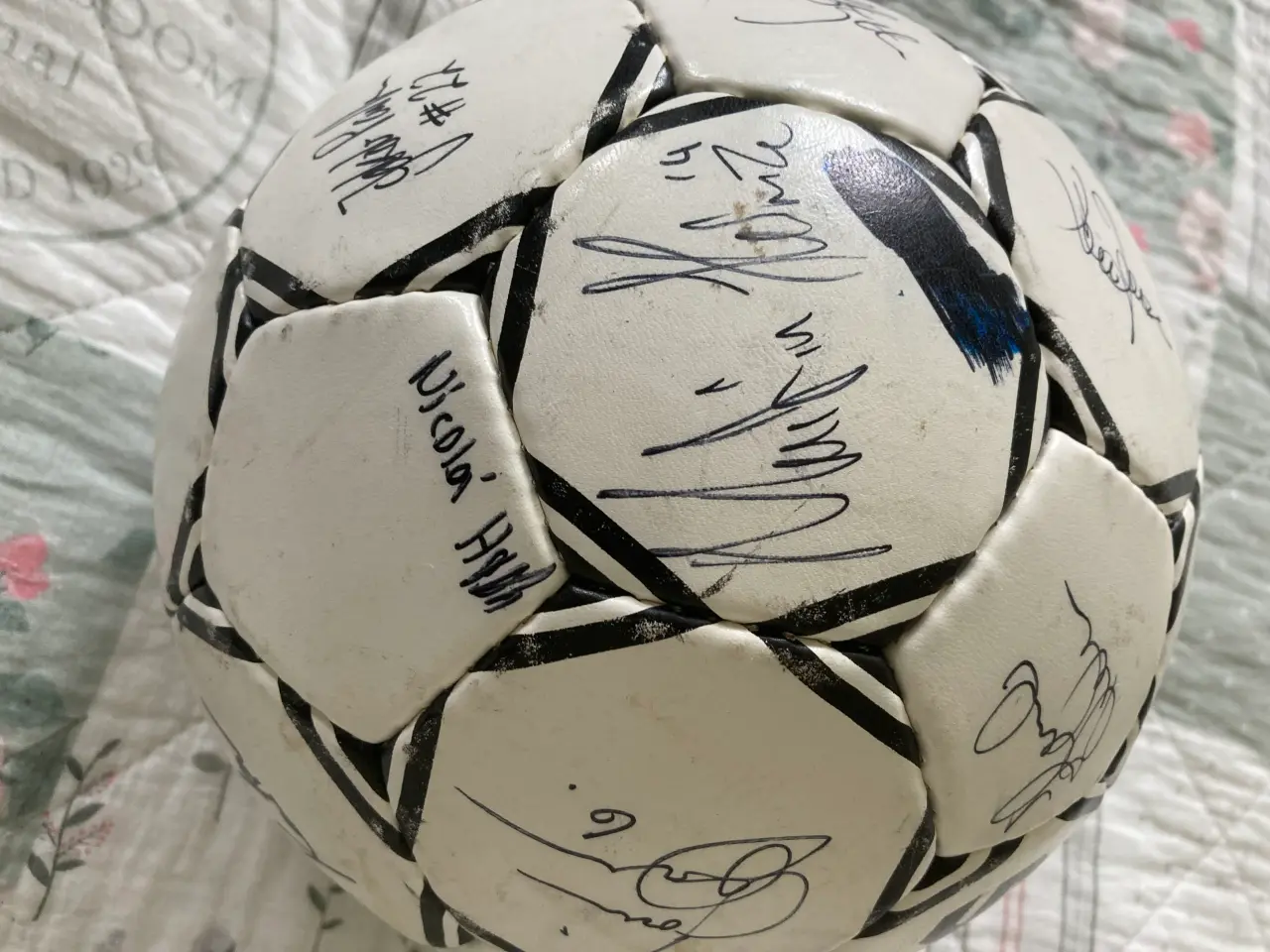 Billede 1 - EFB kampbold med autografer 2002/2003