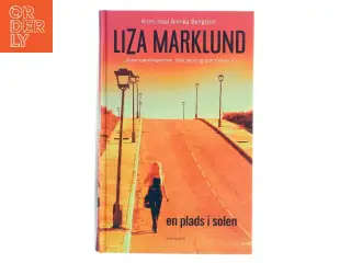 En plads i solen : krimi af Liza Marklund (Bog)