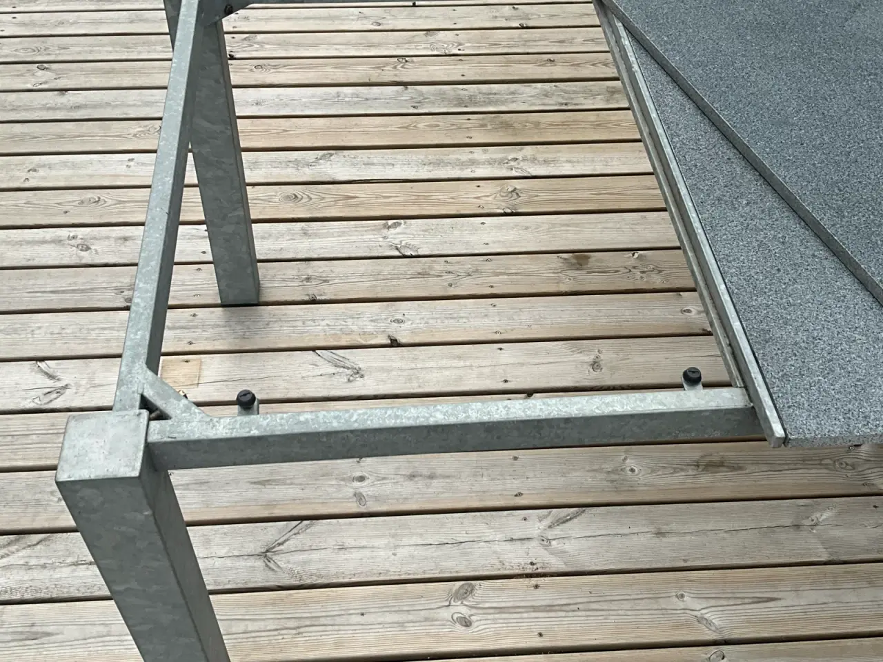 Billede 4 - med granitbordplade, Solidt og vedligeholdelsesfri