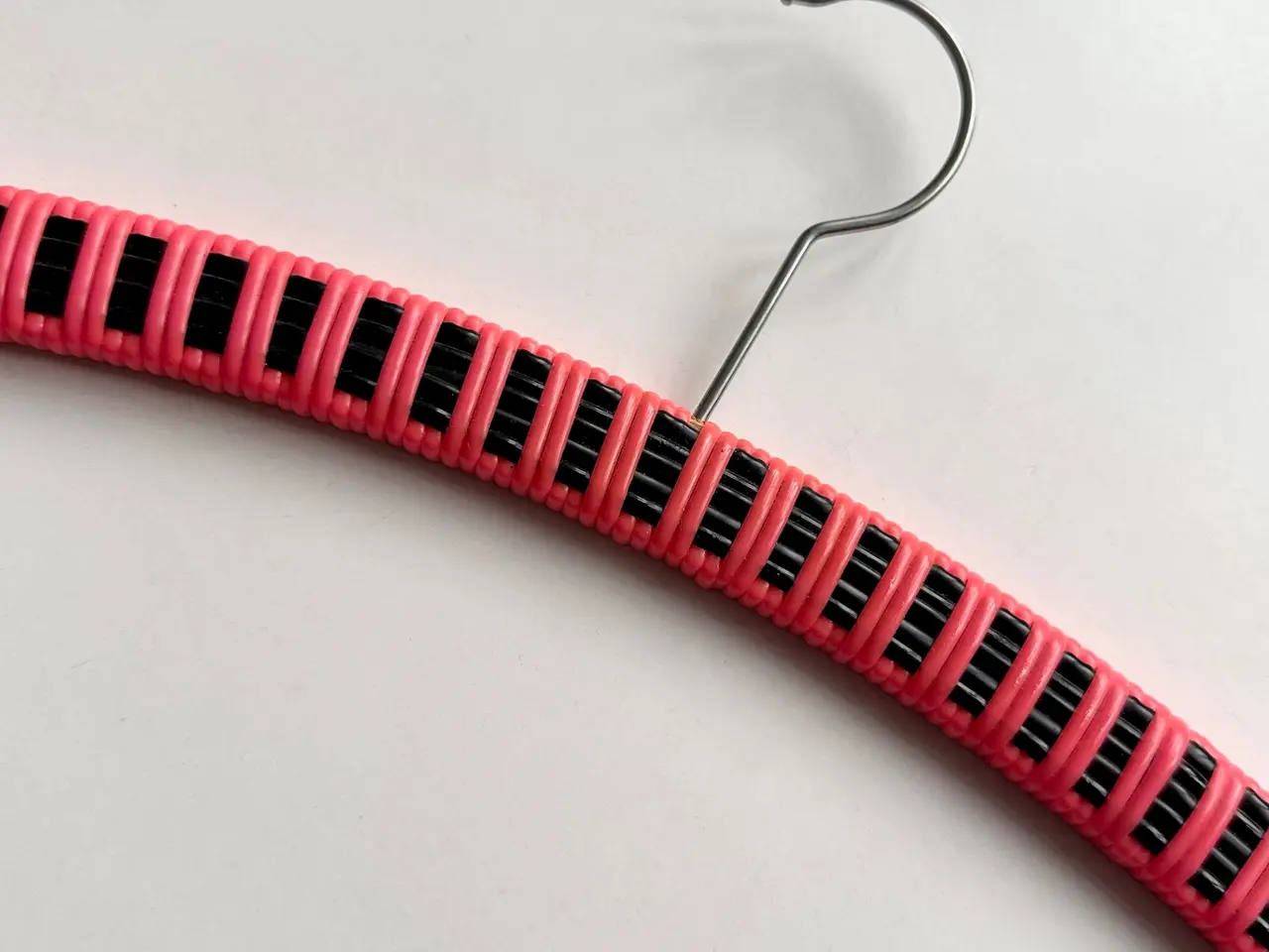 Billede 2 - Retro bøjle m plastbevikling, sort/neon pink