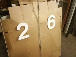 Glas med tal og tekst 