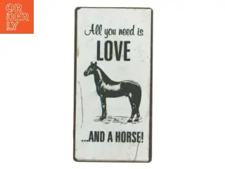 Dekorativt skilt 'All You Need is Love... And a Horse!' fra Lafinesse (str. 10x5 cm)