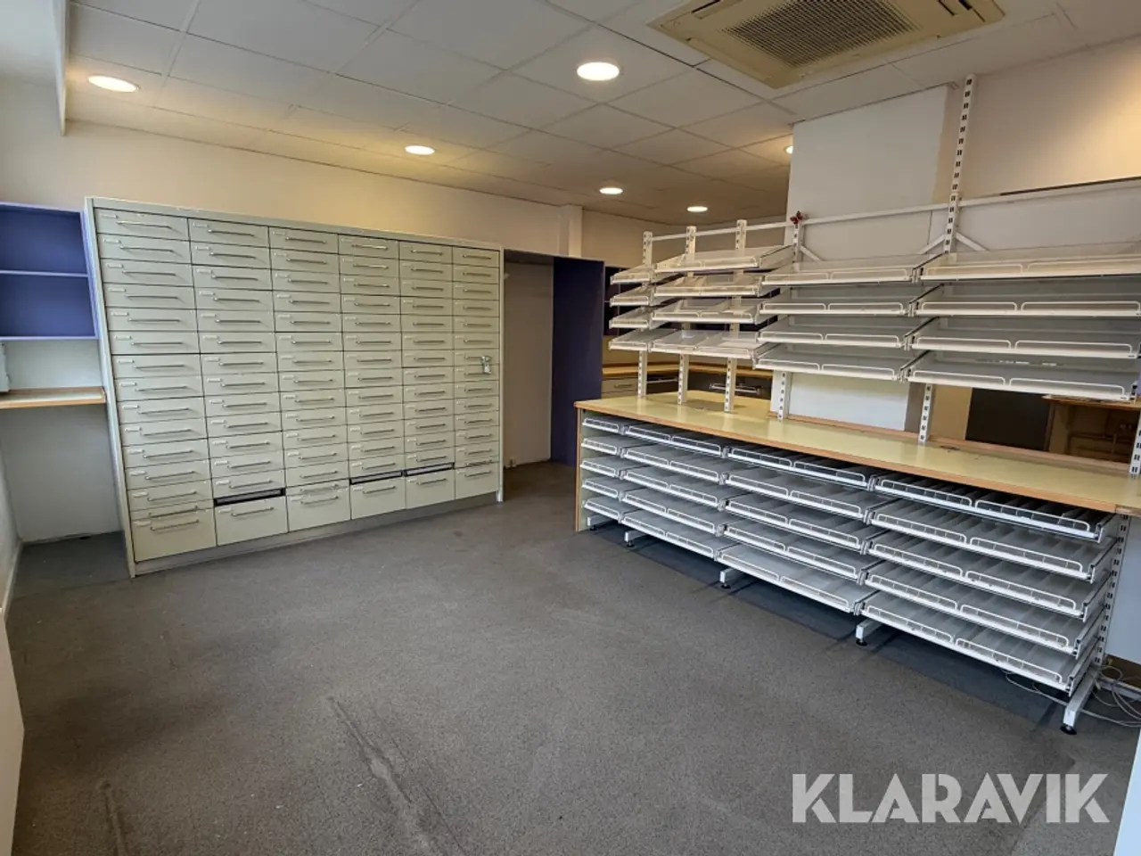 Billede 1 - Apoteksinventar med skuffesystemer, reoler og arbejdsborde
