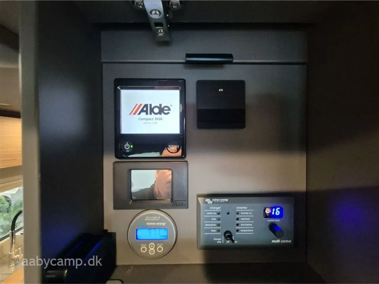 Billede 34 - 2025 - Niesmann+Bischoff Arto 78 solceller. 3x150 Ah lithium batterier. 3000w inverter. Elektrisk markise. Udv. gas/vand. Helårsdæk. 2x TV. Duo control. luft undervogn. Hydrauliske støtteben.