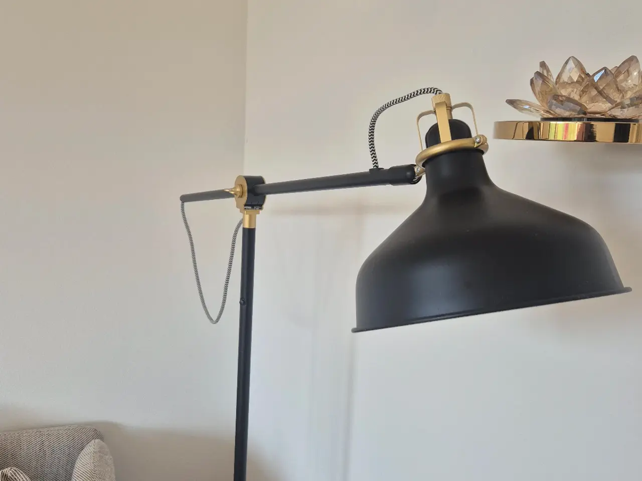 Billede 2 - gulvlampe – sort/messing – flot stand