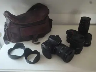 Sony kamera med taske og objektiver