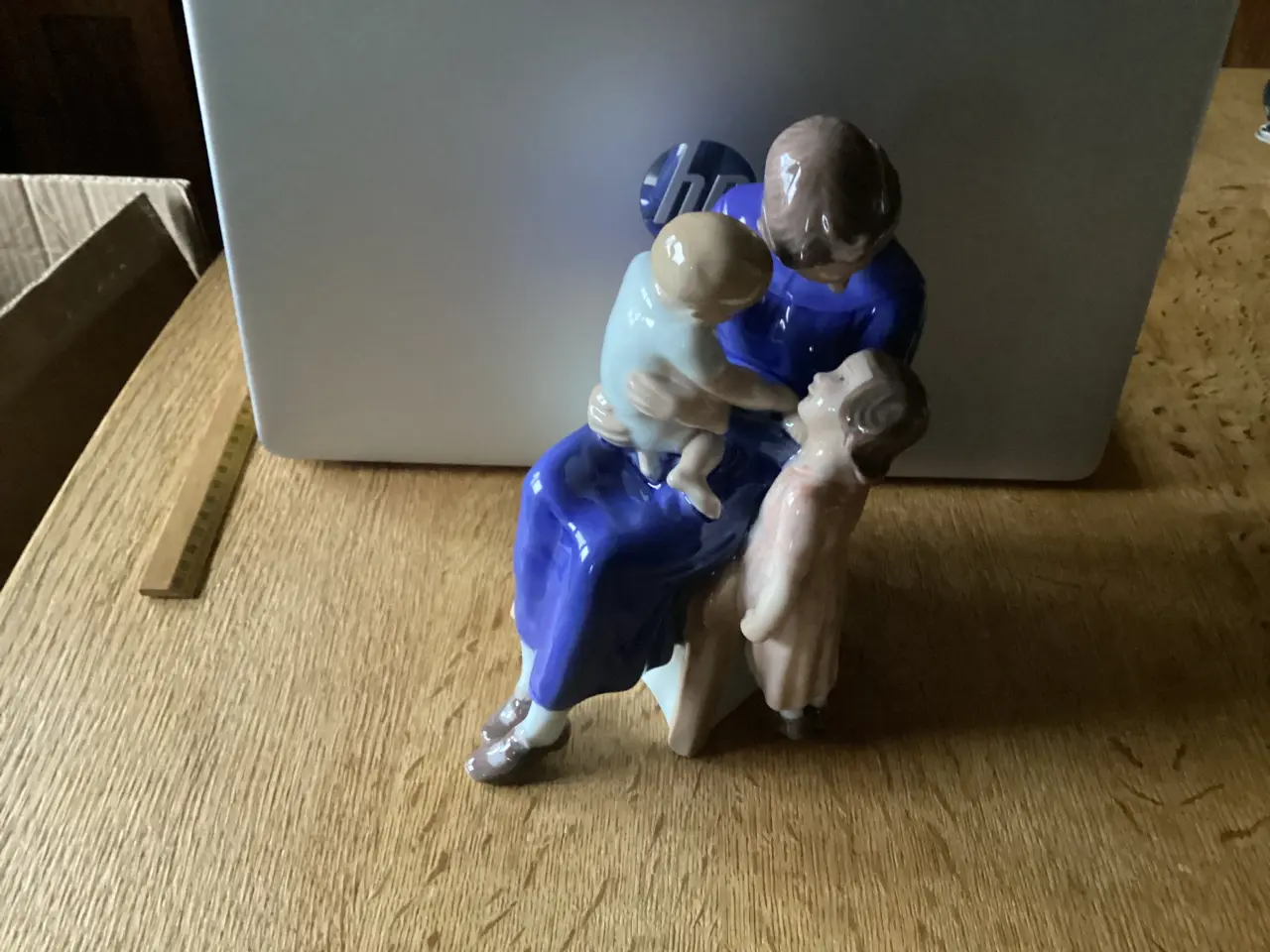 Billede 3 - Siddende mor med 2 børn
