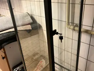 Vitrineskab med 6 glashylder