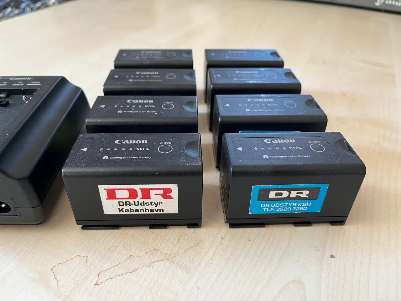 Billede 3 - Oplader og 8. Stk. Canon batterier