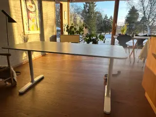 Fint IKEA skrivebord kan afhentes gratis 