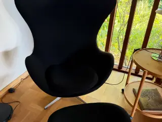 Ægget i sort uld (stol og skammel)