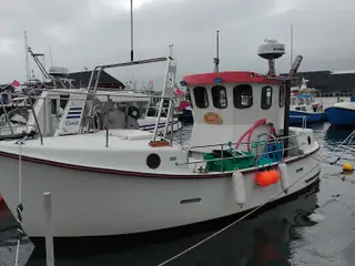 fiskebåd og motorbåd