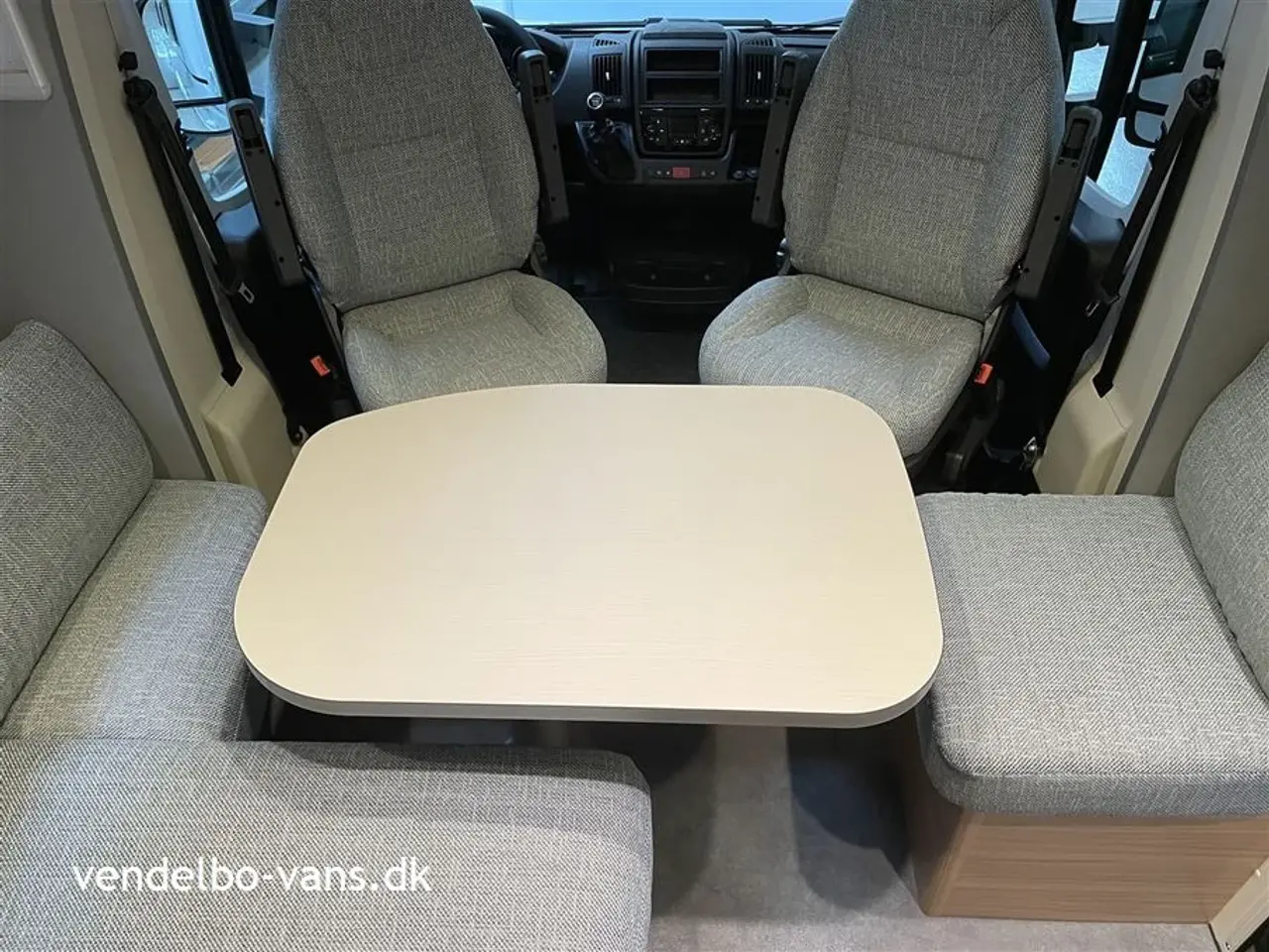 Billede 20 - 2024 - Dethleffs Just T 7052 DBM - 90 Year   Fritstående dobbeltseng med ekstra  stor garage neden under