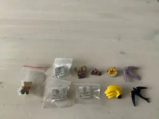 Pins og brocher