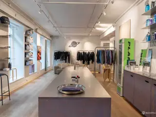 Markant og eksponeret butikslejemål i Latinerkvarteret