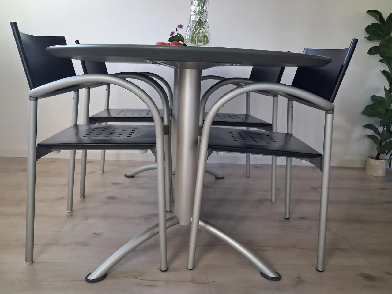 Billede 5 -  Unikt spisebord med 4 stole – 