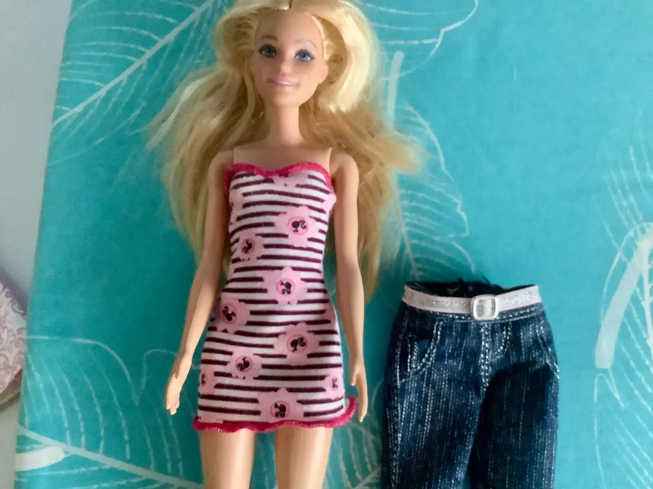 Billede 1 - Barbie med Genuine Barbie jeans.