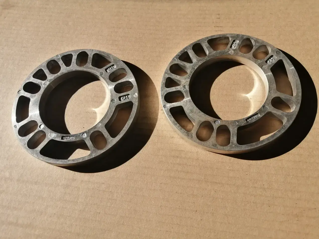 Billede 4 - Emblemer, Spacer, hjulbolte, Centreringsringe mm