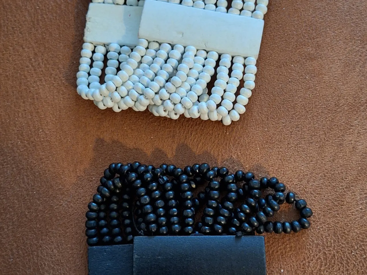 Billede 1 - Bredt armbånd af træperler 