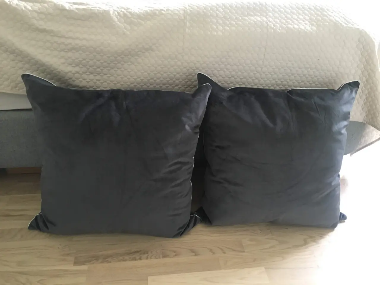 Billede 2 - Smukke grå velour pyntepuder - til seng eller stue