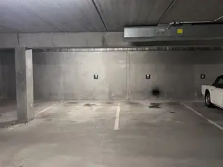 P-plads i nyere parkeringskælder i Kbh NV