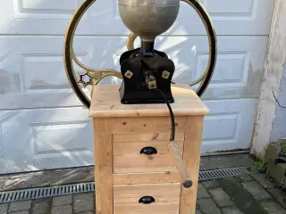 Gl. kaffemølle fra købmandshandel