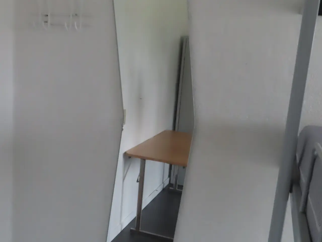 Billede 6 - Indhold på værelse af bord, køjeseng, skab mv.