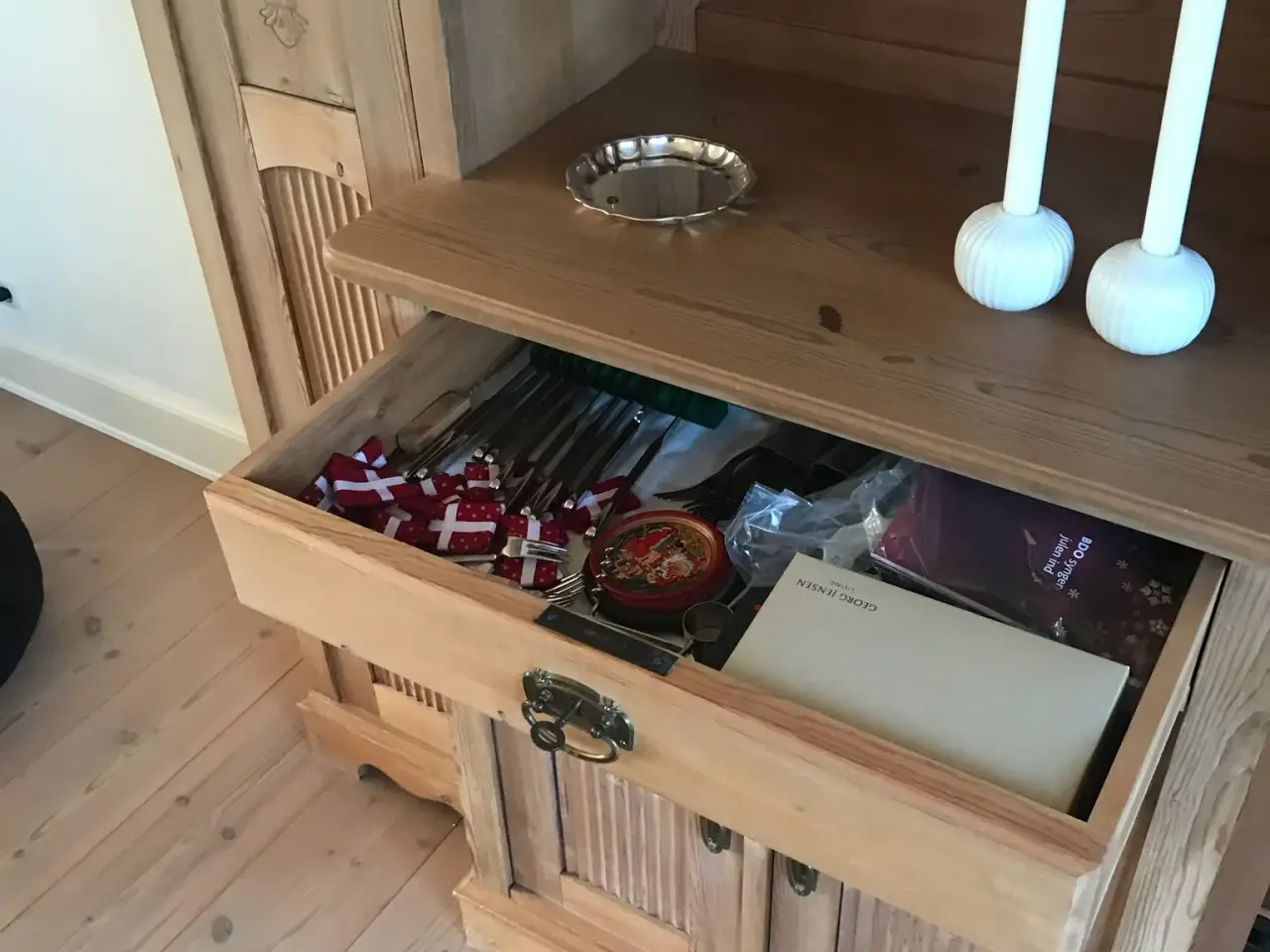 Billede 3 - Meget fint Gamlet skab